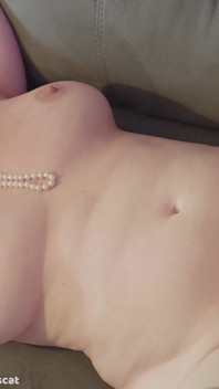 La tetona Merce Palau se sienta en la polla de este chico y le deja correrse en sus tetas