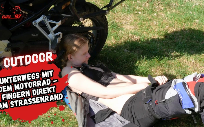 Bikergirl_97: Buiten gevingerd tijdens een motortocht tot een dubbel orgasme!