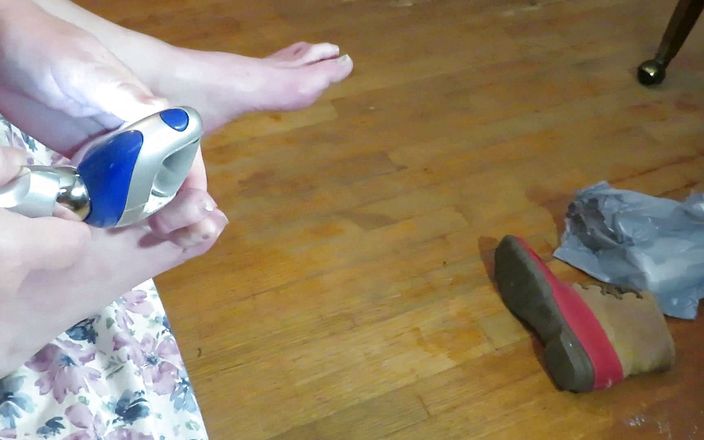 BBW nurse Vicki adventures with friends: Медсестра Вики трет ее ногти на ногах с ее электрическим инструментом pedi яйца! Бедные уродливые пальцы ног очень плохо нуждаются в этом!