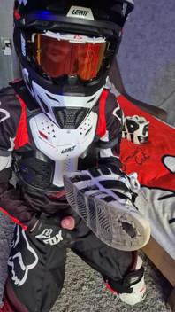 Motosikletli heyecanlı bir adam spor ayakkabılarını sikiyor