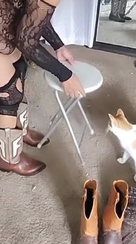 カウボーイブーツを履く
