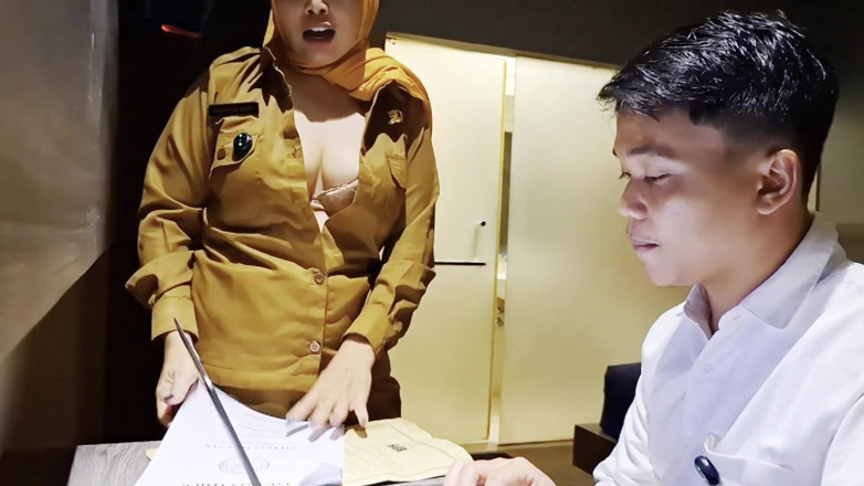 momi_itha_: Ngentot Teman Kantornya Setelah Laporan Rapat Selesai