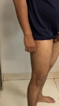 Tharki Devar mirando su india mientras se baña