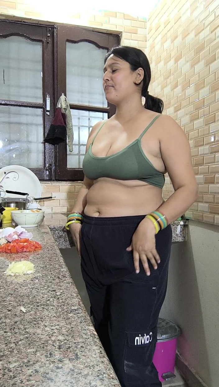 Puja555: Puja bhabhi 在厨房做饭 全娱乐