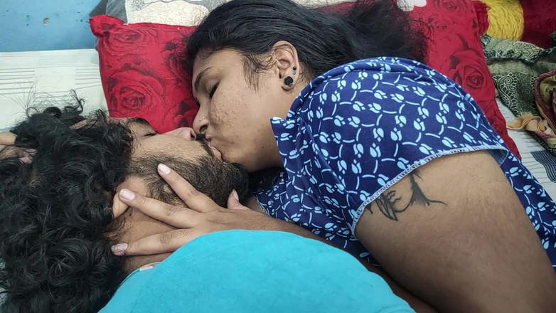 Vaishnavysharunraj: Nattlig röv romantik med bröst kyss
