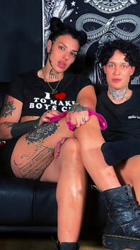 Oblékej si své růžové tanga - Two Dommes JOI
