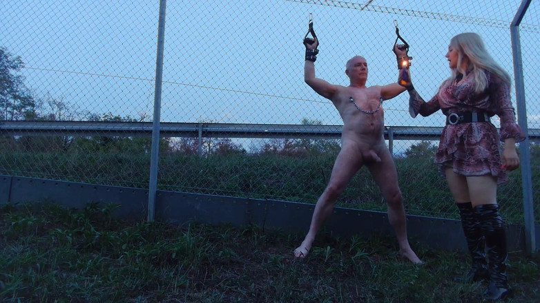 Queen_of_BDSM: 女主人,在高速公路围栏上给你的蜡!