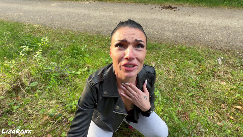 LizaRoxx: Sexy stabilní pracovnice mě odvedla do lesa... Riskantní kouření deepthroat...