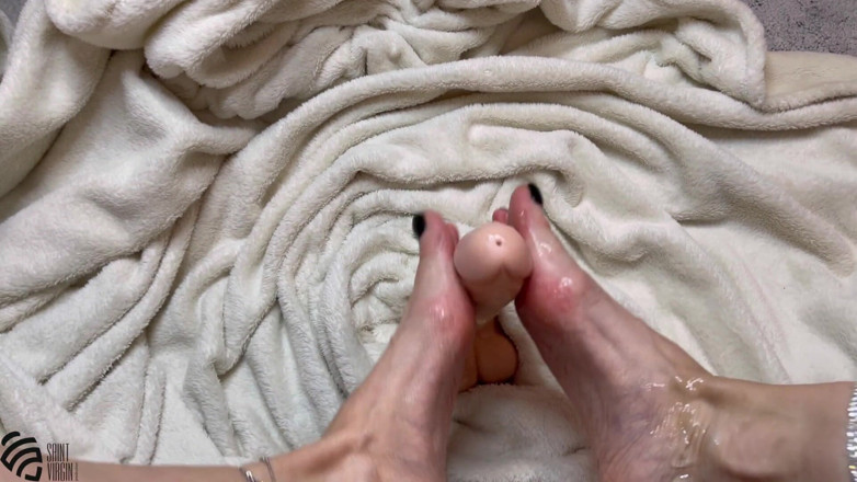 LizaVirgin: Foot job and cum on feet
