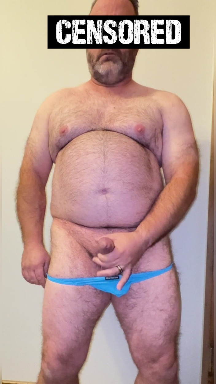Anal Steve: 穿着蓝色丁字裤的肛门史蒂夫炫耀他的熊身体和鸡巴，鸡巴环上，并展示他巨大的屁股塞