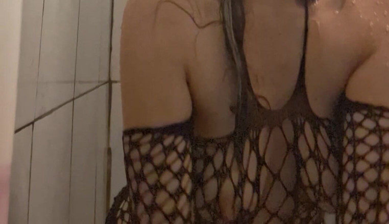 ayleenanais: Masturbating by Video Call in the Shower
