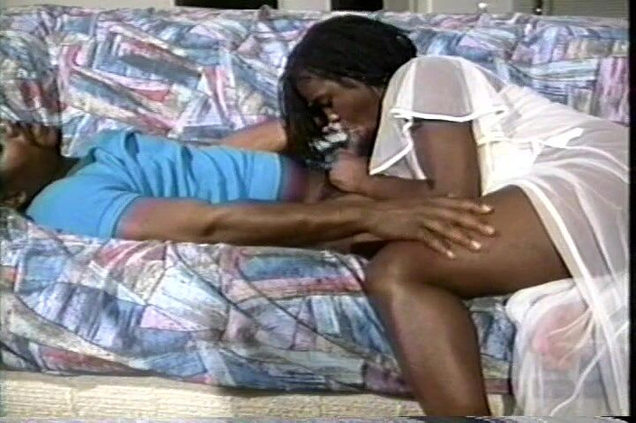 CBD Media Interracial: Dvě prsaté Afričanky mají trojku s domácím