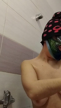 Istri amatir lagi mandi, memek berbulu, pantat montok.