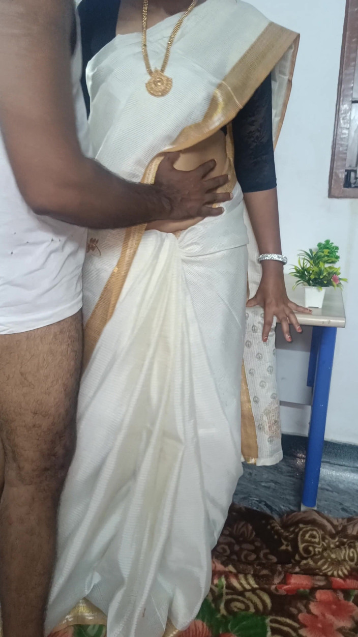 Inba: Malayali tante fickt mit ihrem manager auf dem bürotisch