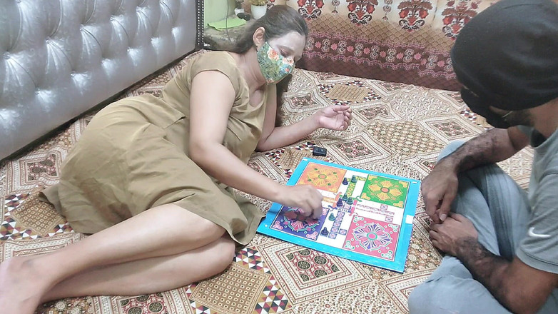Pakistani CoupleX: Индийская сводная сестра дези играла в игру Лудо, но в конце концов, она превратилась из лудо в раком секс-игру