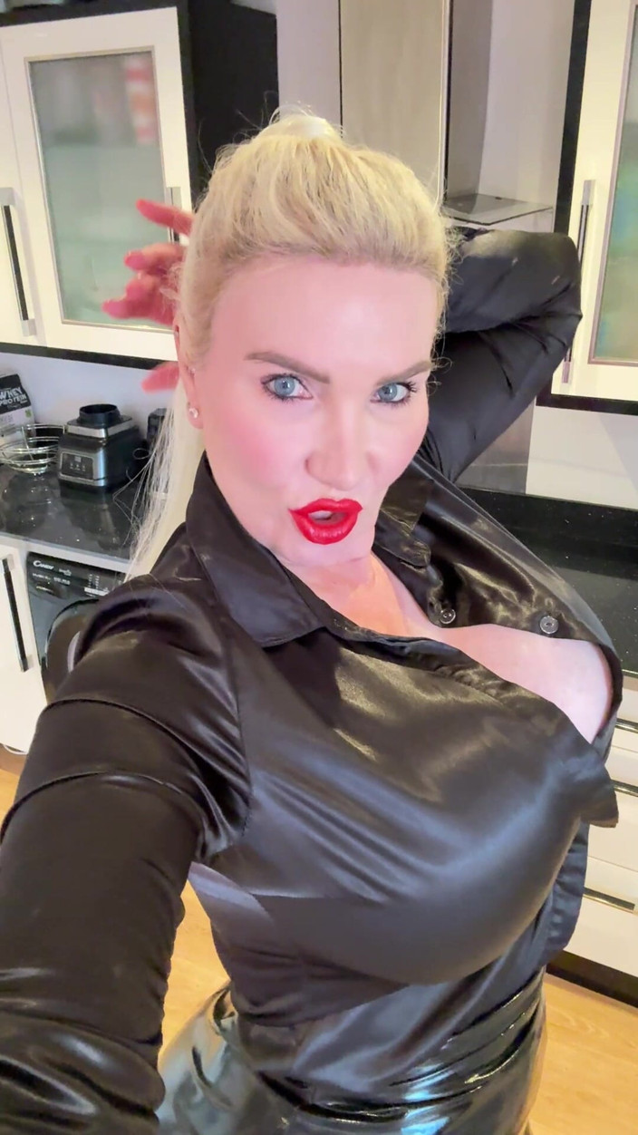 Sophie James: Weekend Overtime: Red Lips Edition