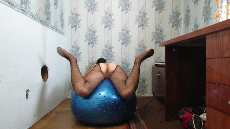 SexyAnka: Nabíjení nahé milfky na kouli