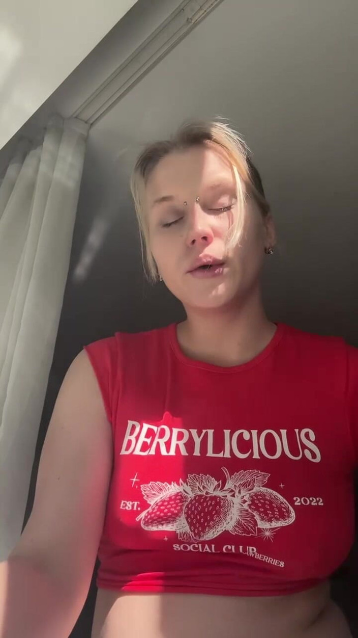 MertyXXX: जब मैं धूम्रपान करता हूं तो मुझे नीचे से छुओ