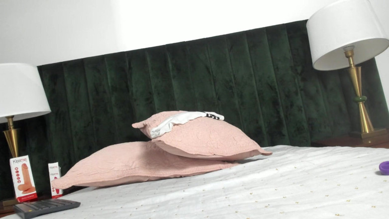 Yue Darko: Aku dan pelacur penurut pengen banget dientot, kamu suka banget...