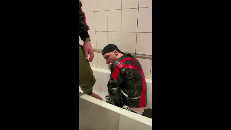 KinkySirius: 穿着皮夹克的 Rus Kink Hunk 穿着运动裤和摩托夹克用力操 Kinkysirius，射精并撒尿