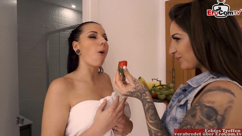 EroCom: Lesbianas de pelo oscuro caliente con grandes pechos teniendo sexo...