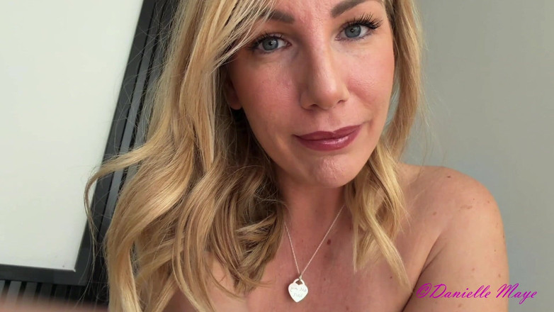 DanielleMaye: 털이 무성한 보지를 빨고 빨아주는 발정난 밀프