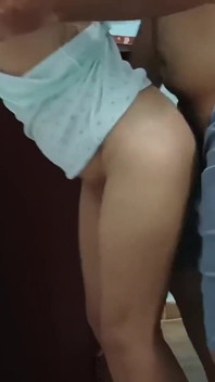 Mengganggu saudara tiriku yang seksi, betapa lezatnya dia - porno dalam bahasa Spanyol.