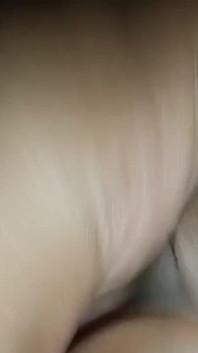 Мужской исполнитель в видео от первого лица крупным планом с мастурбацией массажа большого черного члена