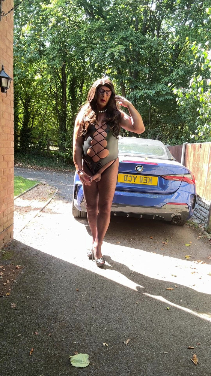 Kellycd2022: 穿着黑色 pvc 紧身连衣裤和渔网连裤袜的性感 Crossdresser Kellycd2022