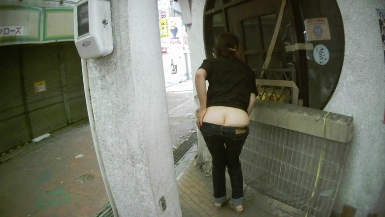 Mayumi Kanzaki: Japonka chodí venku s zadkem venku