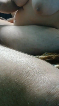 Une MILF pulpeuse fait une branlette et une éjaculation