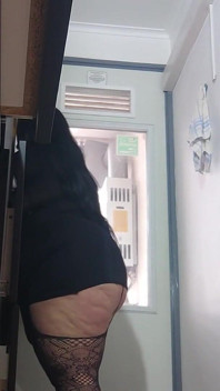 Madrasta flertando e rabuda, apenas fãs em câmera lenta, na cozinha