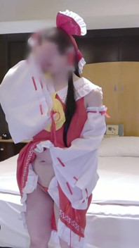 Štíhlá downer dívka ve stylu oblečení Dívka Cosplayer ukazuje své tiché kouzlo jako reimu svatá panna znovu 1