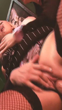Chic trio scène 2: blonde en brunette milf delen een neukpartij en cumshot in een elegant trio