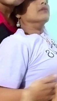 Petite amie indienne sexy, sexe romantique torride en tshirt