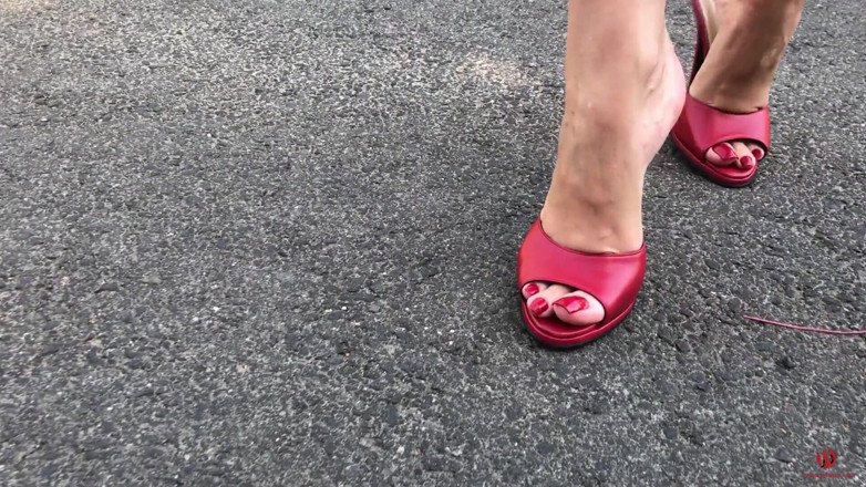 Goddess Lena: Pissed while walking