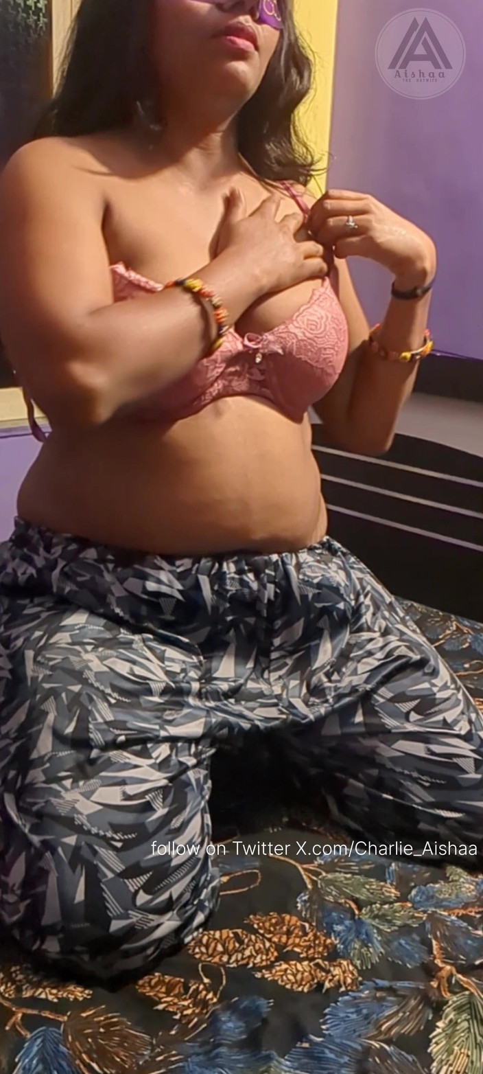 CharlieAishaa: Cô vợ Ấn Độ aishaa suýt bị bắt gặp trong khi vui...
