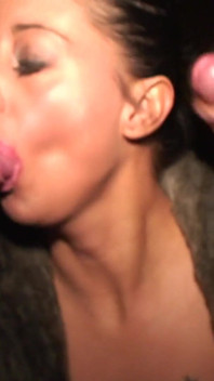 Bystiga MILF Kaycee Rider får låt perversa män cum på bröst på ett dogging -uppdrag