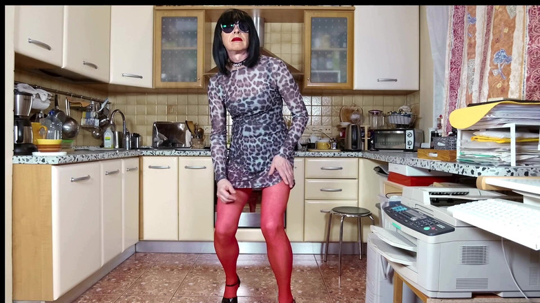Sissy Cummy Lingerie: 米歇尔下班后做晚饭，同时用脱衣舞表演取悦观众