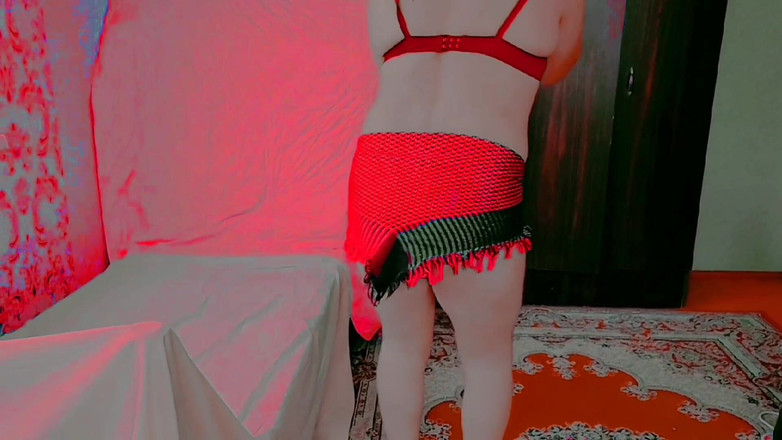 Kitty_Cross: フェムボーイがクロップドフーディーとスカートでウエストラインを見せる