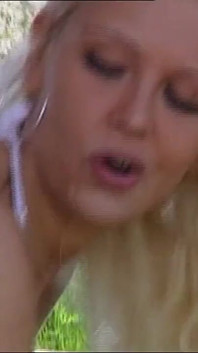 Maravilhosa sexy jovem milf com peitos bonitos cavalga pau grande que goza na boca