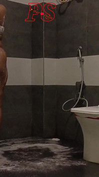 Indická sexy Bhabhi v koupelně ve sprše video prstění velkých prsou