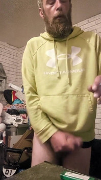 Курю и играю с моим большим хуем