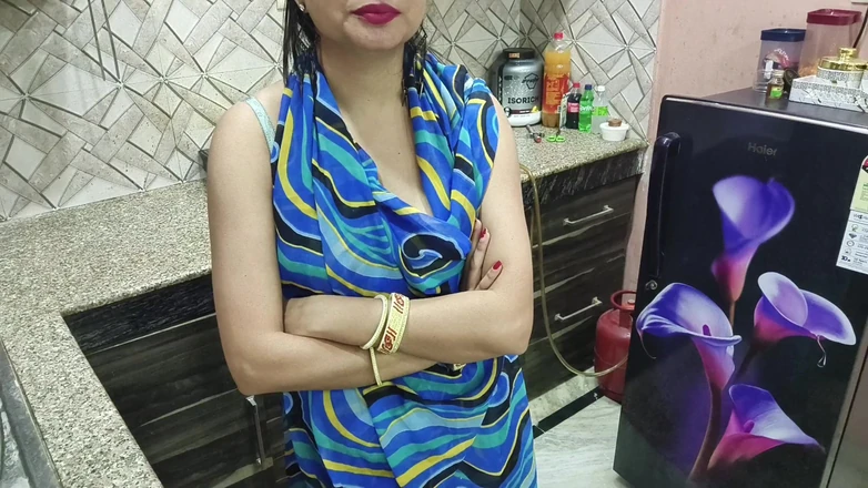 Saarabhabhi6: パンジャブ人の義理の娘は、義父をマッサージするという口実でオーガズムを感じました、クリアなヒンディー語の音声