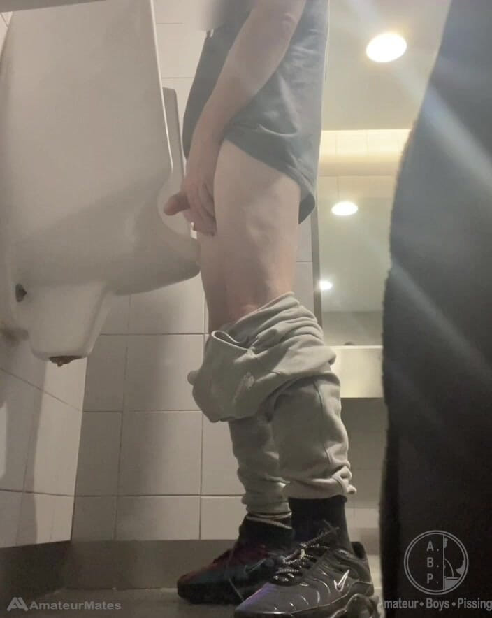 AmateurBoysPissing: 2 garçons en baskets s’amusent à l’urinoir des toilettes publiques