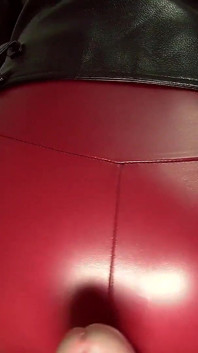 Ragazza in giacca di pelle e leggings si prende una sborrata