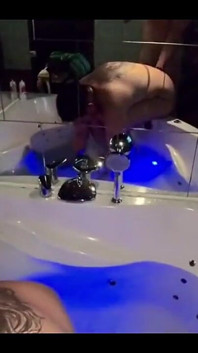 Seks panas di jakuzi, blowjob di bawah air, dan berkongkek