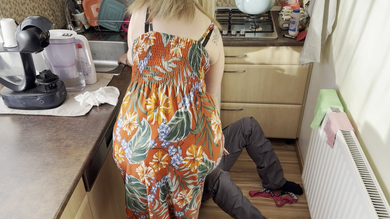 Christy X Taylor: L'idraulico esegue manutenzione anche sulla moglie bionda calda mentre suo...