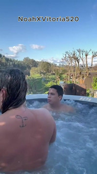 Venkovní sex se sexy blonďatou milfkou ve vířivce - jacuzzi