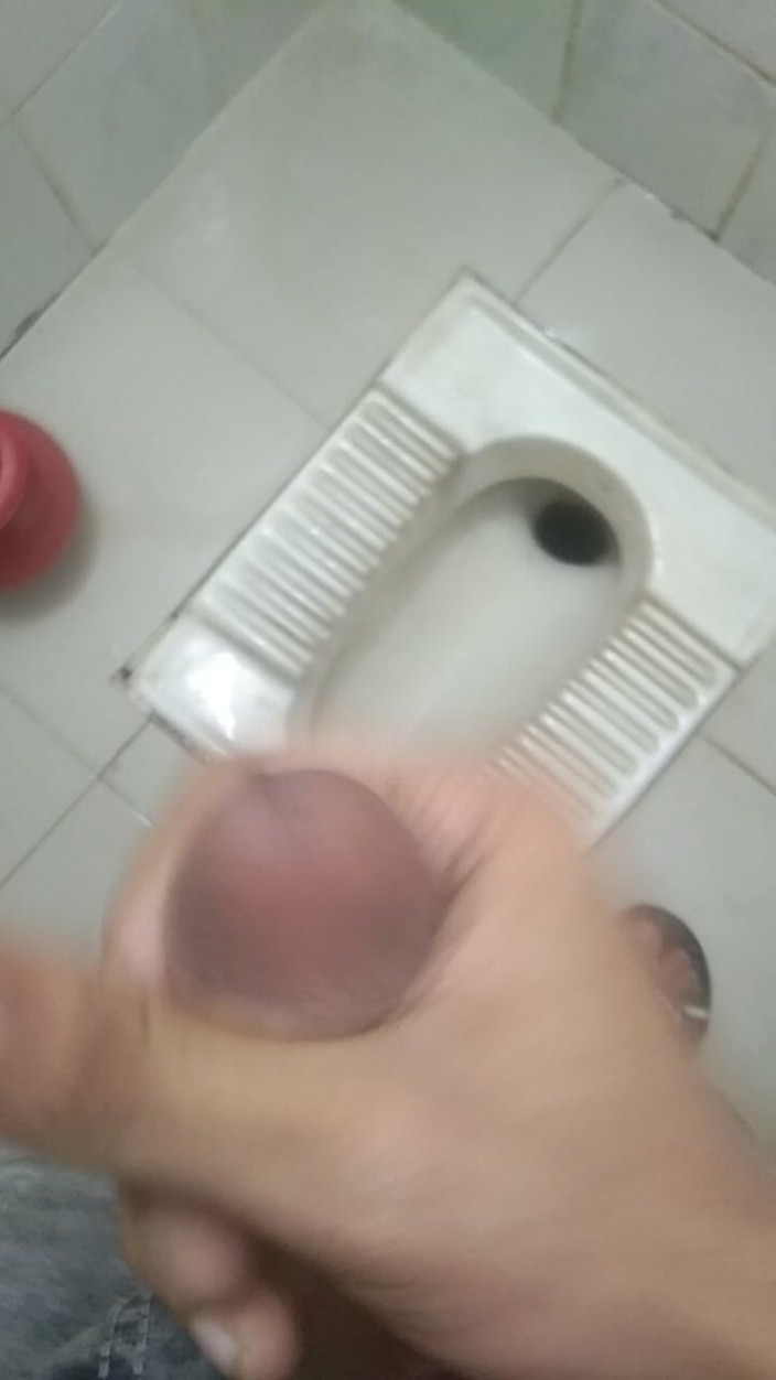 Viral_tiktokar: I Went to the Office Bathroom and Beat Myself up